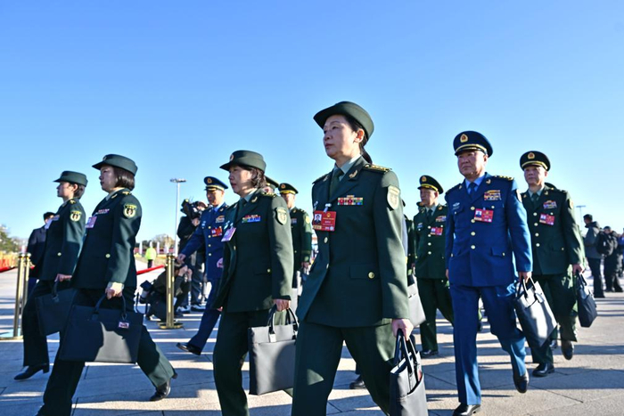 3月9日，十四届全国人大四次会议在北京人民大会堂举行第二次全体会议。这是全国人大代表走向会场。新华社记者 陈晔华 摄