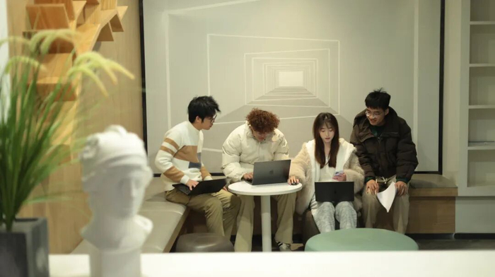 雷圳鹏（右一，受访者提供）