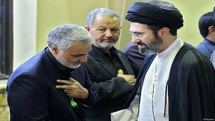 ·穆杰塔巴（右）与伊朗伊斯兰革命卫队高级将领苏莱曼尼。（伊朗浪潮通讯社）