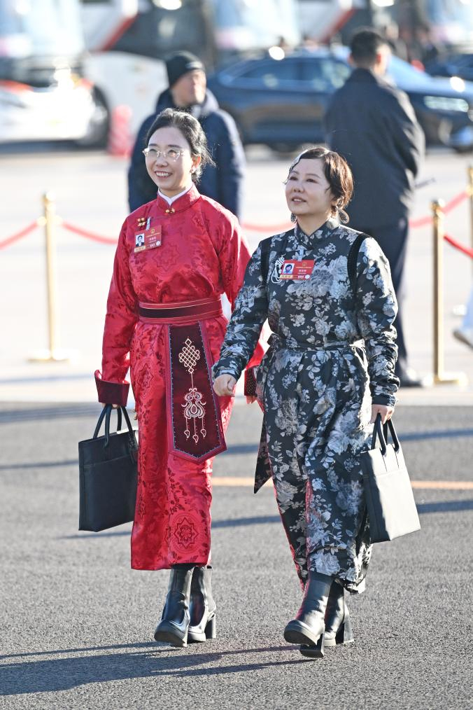 3月9日，十四届全国人大四次会议在北京人民大会堂举行第二次全体会议。这是全国人大代表走向会场。新华社记者 李贺 摄