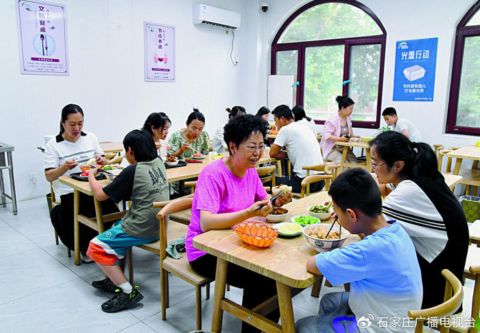 ▲在石家庄市新华区万信社区怡家惠民食堂，居民在品尝可口的饭菜。首席记者 张 震 摄