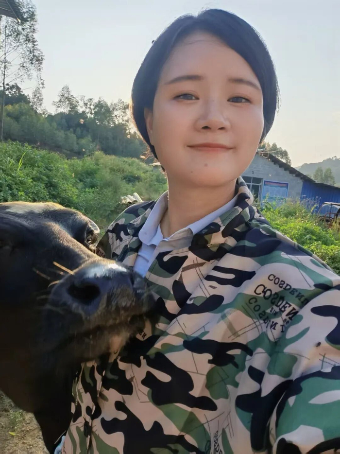 ·广西博白县凤山镇峨嵋村党总支部书记、村委会主任李春燕。（受访者供图）