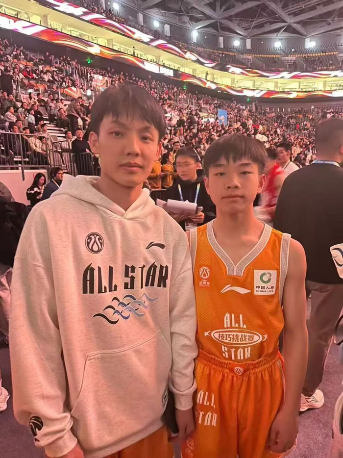 舒俊泽（图右）与CBA球员徐杰合影。