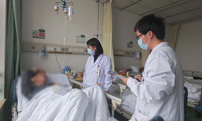 肾病内科副主任医师黄巧（中间）查房。