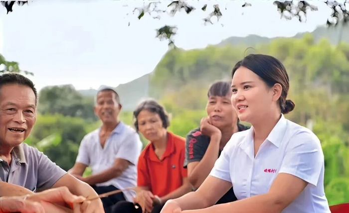 　·李春燕在村民中走访调研。（《中国人大》杂志）