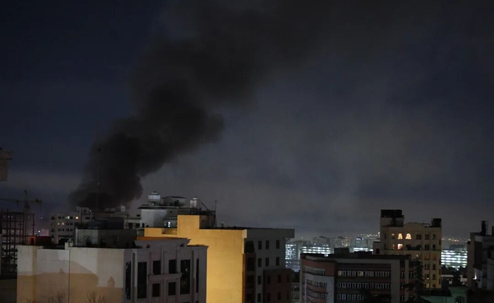 这是3月7日在伊朗首都德黑兰拍摄的遭空袭后产生的浓烟。新华社记者 沙达提 摄