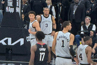 伊森妈妈：我儿子在文班跟前看起来就1米55 被他两个帽扇回非洲了