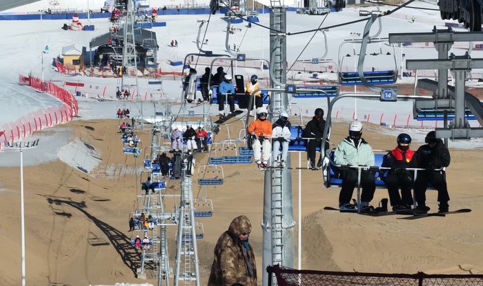 索道上人流如织。