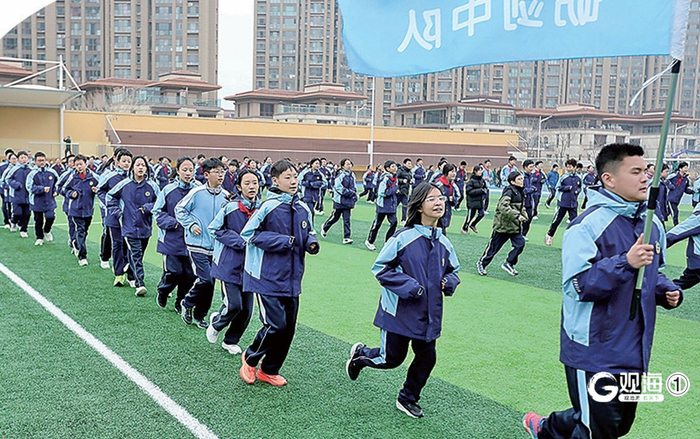 青岛大学附属滨海实验学校的学生在开学典礼上跑操。