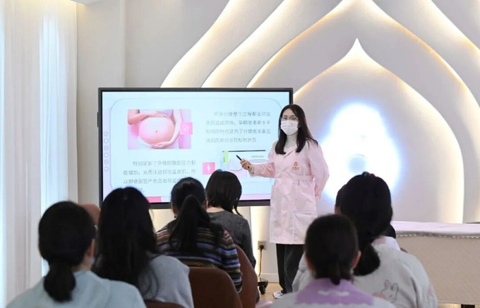 河北石家庄市桥西区一家月子中心，产妇在参加妇联组织开展的妇女健康公益讲座活动/新华社记者王晓 摄
