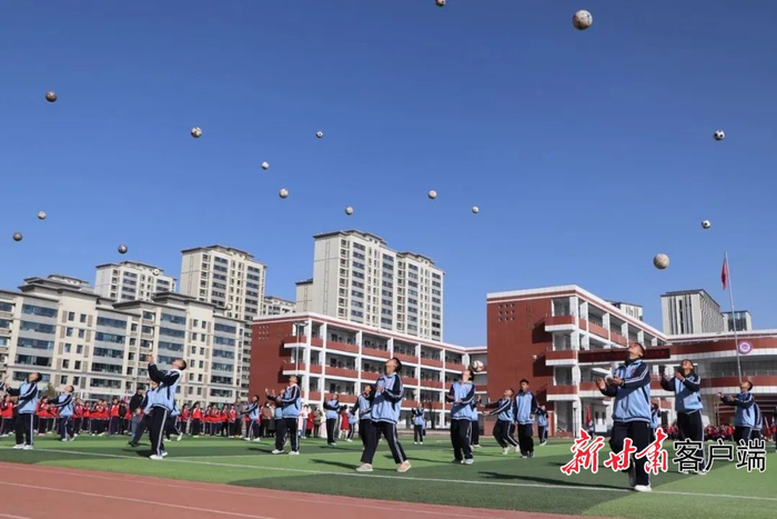兰州新区瑞岭名郡（南校区）的孩子们在上体育课。新甘肃·兰州新区报记者 姜波摄