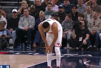 希望无大碍！唐斯强突大洛左手上篮不中 随后捂着膝盖不舒服