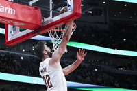 迪恩小阵容打5号位！阿特金森：他足够强壮 能抢板能提供一些护筐