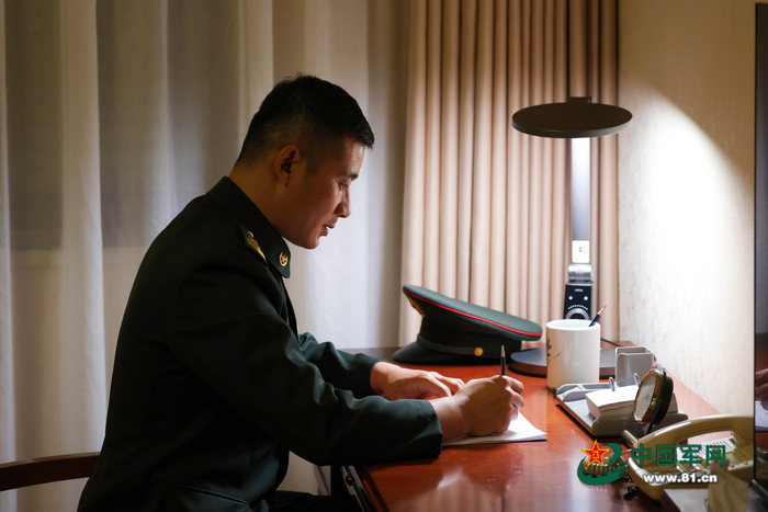 　　全国人大代表王鹍龙在整理会议笔记和感受。中国军网记者宋一鸣摄