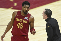 🤡你在玩我？米切尔篮板出界要求挑战 主帅要挑战又被前者阻止