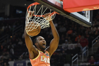 探囊取物！莫布里篮下接球 顶翻防守单臂暴扣