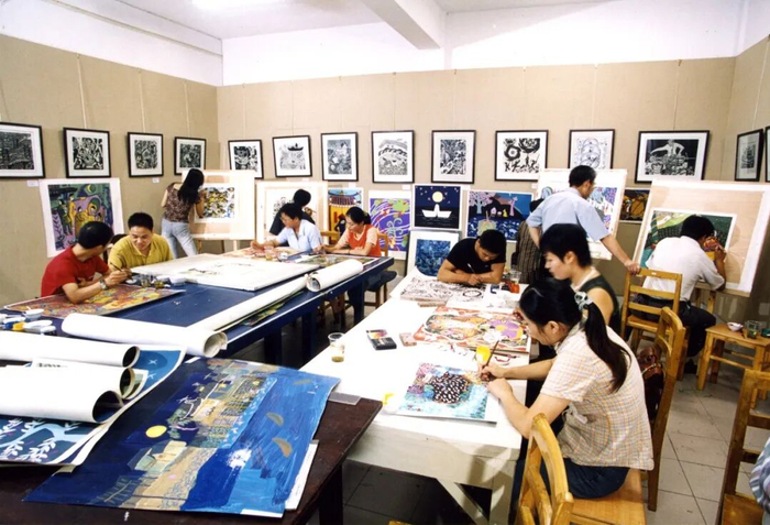 秀洲农民画创作者在培训中专注创作