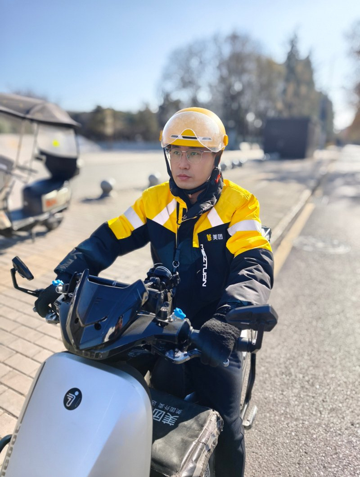 冉小辉在送餐路上