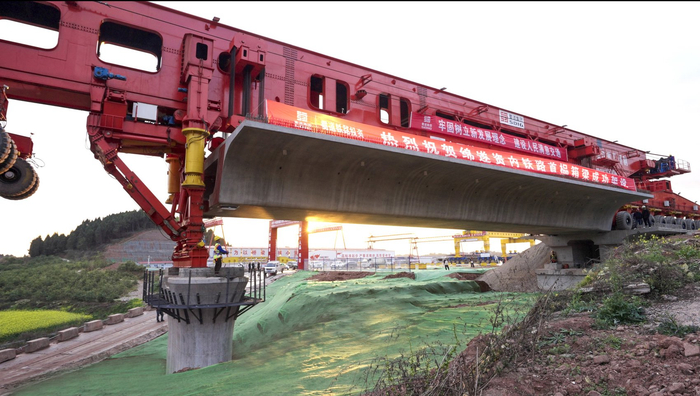绵遂资内铁路项目首榀箱梁架设现场