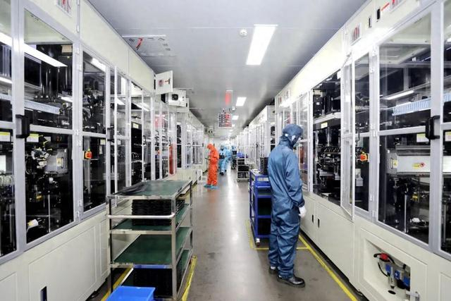 1月28日，江西吉安市峡江县工业园区一新能源企业生产车间，工人在崭新的生产线上忙碌。宋靖辉摄