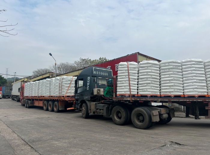 （3月9日，有货车在仓库门口排队等待卸货。每经记者 吴泽鹏 摄）