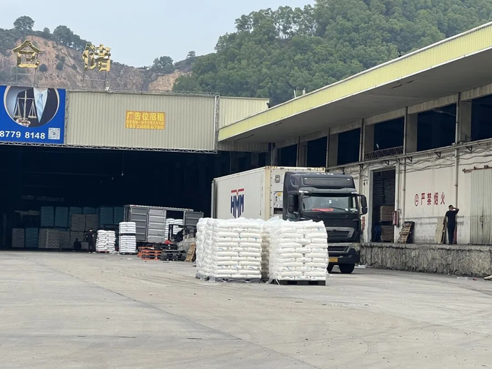 （3月9日，一家大型仓库门口。每经记者 吴泽鹏 摄）