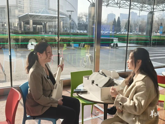 赫列娜试弹无弦吉他