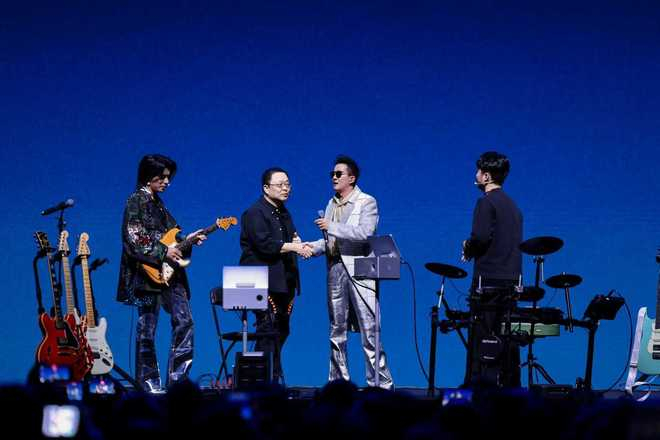 罗永浩“科技春晚”现场五条人用LAVA吉他进行演奏（图源/企业）