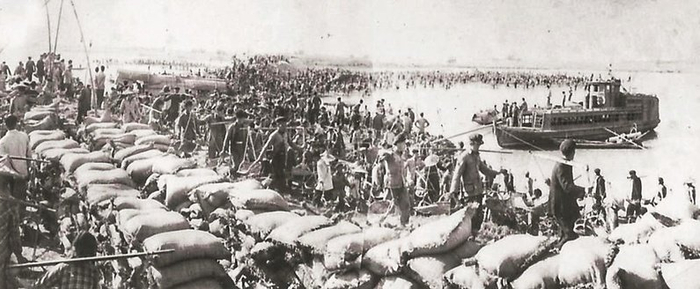 资料图片：九龙江西溪堵江时的劳动画面（央广网发  漳州市龙海区文化体育区和旅游局供图）