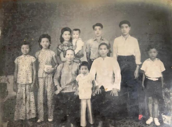 简的太公太婆的家庭合照。（图/由被访者提供）
