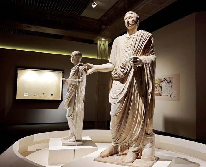 上图：出土于庞贝的大型湿壁画   下图：身着托加袍的市政官雕像 