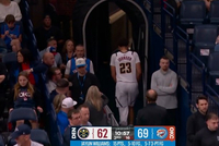 别出大问题呀！卡梅隆·约翰逊疑似手指受伤 已回更衣室处理