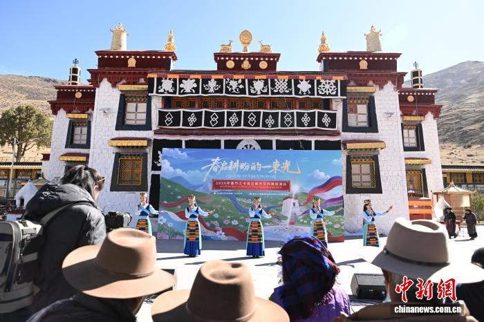  图为达普天文观测台年度观测活动文艺演出现场。贡嘎来松 摄