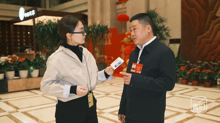 河北台记者许晓彤采访全国人大代表、黑龙江省高山滑雪队教练员李云峰