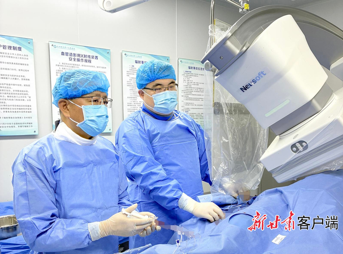 上海专家在兰州新区第一人民医院为患者做手术。新甘肃·兰州新区报记者 姜波摄