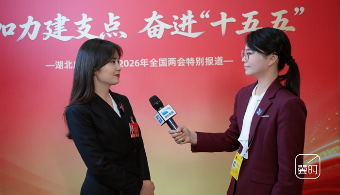 湖北台记者杨岚采访全国人大代表、湖北省恩施土家族苗族自治州高级中学教师张琼丽