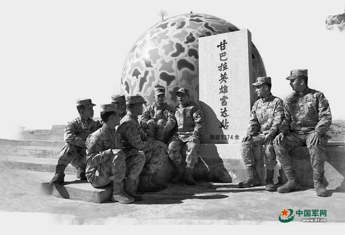 　　空军预警学院教员与高原官兵在一起。马  鑫摄