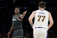 东契奇VS爱德华兹生涯战绩：常规赛东契奇8-6占上风 季后赛5-5