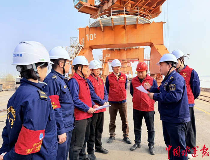 海事执法人员开展长江船员面对面安全宣贯。