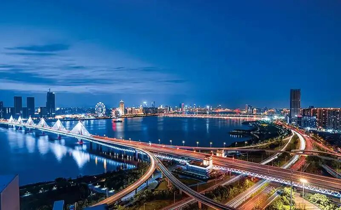 ▲赣江两岸璀璨夜景。（马悦/摄）
