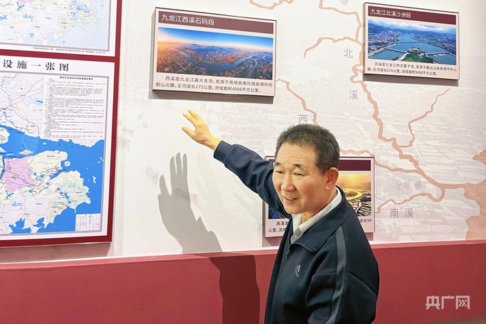 龙江风格研究会会长林兆明讲述龙海人与九龙江的故事（央广网记者  龚雯  摄）