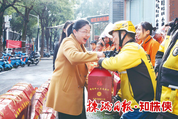 3月5日，市总工会慰问新就业形态劳动者。 记者/何春林 摄