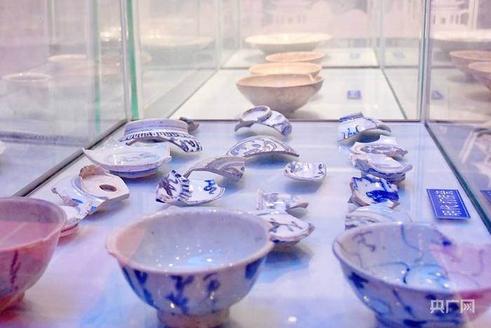 在月港海丝馆展出的明代打捞瓷（央广网发  张语欣  摄）