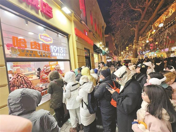     排队购买红肠。