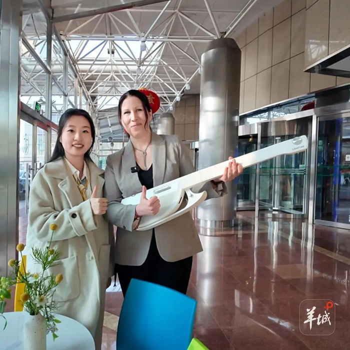 捷克记者赫列娜·科乔娃与羊城晚报记者刘泳希合