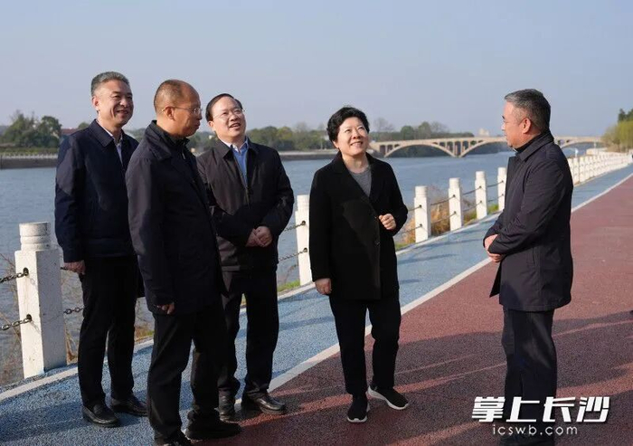 吴桂英开展巡河。 