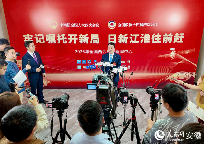 全国人大代表彭寿接受媒体记者集中采访。人民网记者 陶涛摄