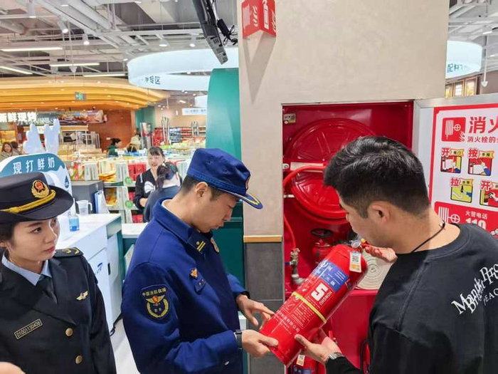 检查人员对商场内的灭火器、应急照明灯具、疏散指示标志、防火面罩等各类消防器材进行了细致检查。大兴消防供图