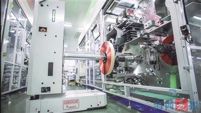 厦门新能安科技有限公司车间内，自动化生产线高效运转。企业供图
