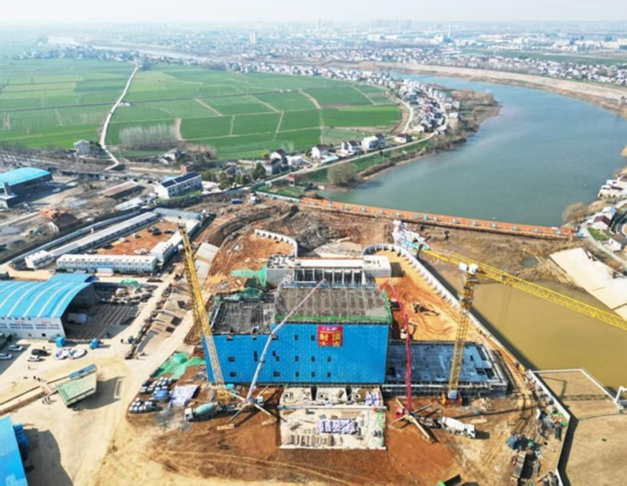 　　华阳河蓄滞洪区望江标段华阳河泵站项目主泵房日前顺利封顶 陈家元摄